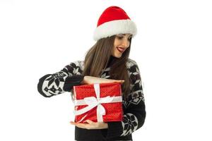 Mädchen im warmen Pullover und in der Weihnachtsmütze foto