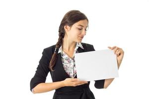 Frau in Uniform mit weißem Schild in den Händen foto