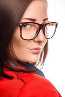 Geschäftsfrau in roter Jacke und Brille foto