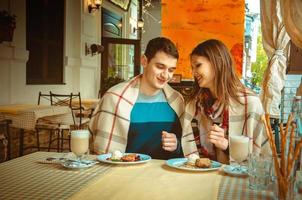 Verliebtes Paar hat Spaß bei einem Date foto