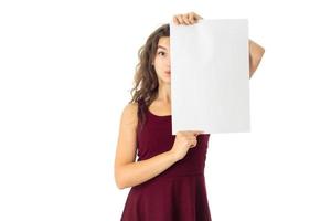 Mädchen im roten Kleid mit weißem Plakat foto