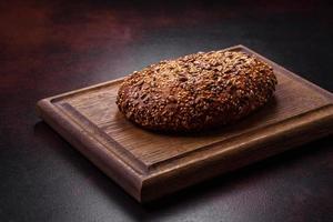 Köstliches knuspriges Brot mit Müsli auf einem Holzschneidebrett foto