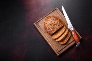 Köstliches knuspriges Brot mit Müsli auf einem Holzschneidebrett foto