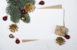 Weihnachtsbaum mit Geschenken auf dem Tisch foto