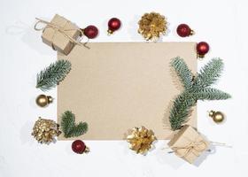 modell für einen brief oder eine weihnachtseinladung mit goldtannenzapfen foto