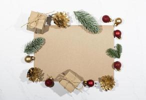 modell für einen brief oder eine weihnachtseinladung mit goldtannenzapfen foto