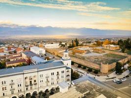 telavi, georgia, 2022 - luftdrohnenpanorama der alten stadtgebäude von telavi. Telavi ist die Hauptstadt der Provinz Kachetien in Georgien foto