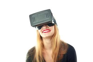 glückliches Mädchen im Virtual-Reality-Helm foto