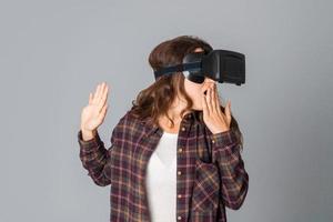 Frau testet Virtual-Reality-Brille foto