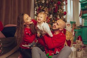 lustige familie mit tochter feiern neujahr und weihnachten foto