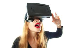 Frau in Virtual-Reality-Brille foto