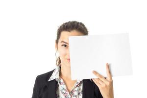 Frau in Uniform mit weißem Schild in den Händen foto