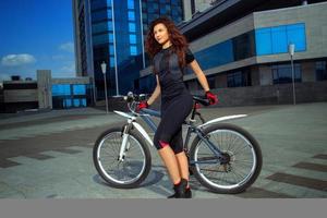 hübsches Sportmädchen auf dem Fahrrad foto