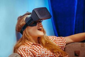 Mädchen in VR-Brille foto