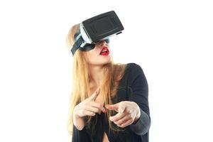 Frau im Virtual-Reality-Helm foto