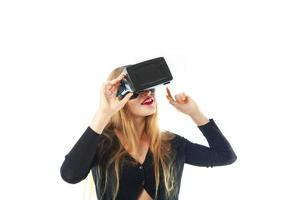 Frau im Virtual-Reality-Helm foto