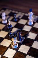 Schachbrett mit Schachfiguren auf blauem Hintergrund. konzept von geschäftsideen und wettbewerbs- und strategieideen. foto