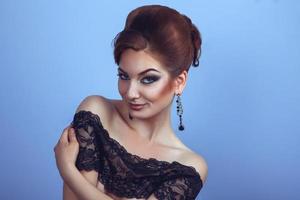Porträt des jungen Mädchens des Glamours mit kreativer Frisur und professionellem Make-up foto