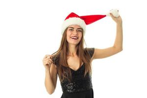 Porträt einer fröhlichen süßen Frau mit Weihnachtsmütze foto