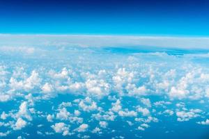 Himmel und Wolken aus der Höhe des Vogelflugs foto