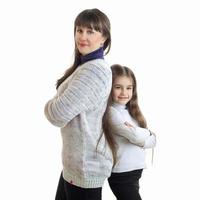 quadratisches Porträt von Mutter und Tochter, die Rücken an Rücken lächeln und stehen foto