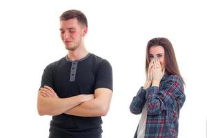 Schwuler junger Mann und junges Mädchen stehen als nächstes im Studio und lachen foto