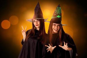 attraktive frauen im halloween-stil foto