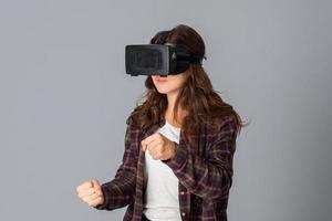 junge schöne frau im virtual-reality-helm foto