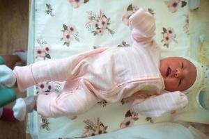 Porträt eines süßen neugeborenen Mädchens foto