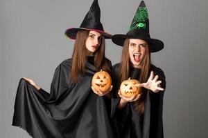 junge schöne frauen im halloween-stil foto