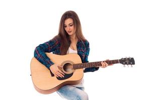 hübsches Mädchen mit Gitarre in den Händen foto