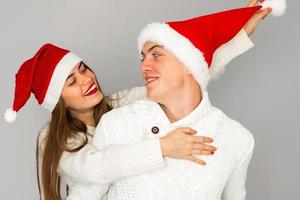 verliebtes paar feiert weihnachten in weihnachtsmütze foto