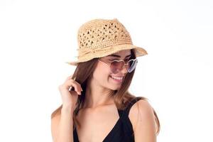 junge Frau im Stroh mit Sonnenbrille foto