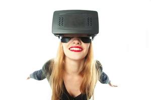 fröhliches Mädchen in VR-Brille foto