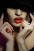 Nahaufnahme Porträt eines Mädchens mit gesunder Haut und roten Lippen mit ihren Augen im Schatten foto