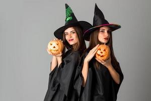 Mädchen in Kleidung im Halloween-Stil foto