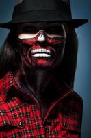 Halloween-Porträt einer Frau mit Gesichtskunst foto