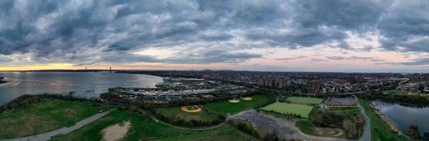 coney island-panorama in brooklyn, new york mit blick auf manhattan in der ferne. foto