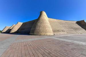 Mauer der Festung Buchara, Usbekistan. Die Arche von Buchara ist eine massive Festung in der Stadt Buchara, Usbekistan, die ursprünglich um das 5. Jahrhundert n. Chr. gebaut und besetzt wurde. foto