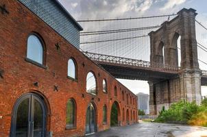 Brooklyn Bridge bei Saint Anne's Warehouse in Brooklyn, New York nach einem Regenschauer. foto