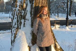 Mädchen bei Sonnenuntergang im Central Park, New York foto