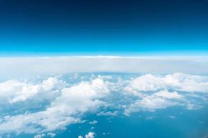 Himmel und Wolken aus der Höhe des Vogelflugs foto