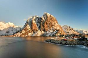 Fischerhütte in den Berggipfeln Hamnoy und Lilandstinden im Winter in Reine, Lofoten-Inseln, Norwegen. foto