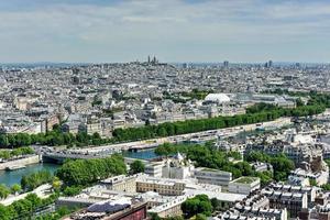 luftpanoramablick auf montmartre in paris, frankreich im sommer. foto