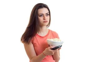 süßes Mädchen hält einen Teller mit Popcorn foto