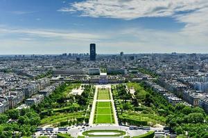 luftpanoramablick auf paris und champ de mars vom eiffelturm in paris, frankreich foto