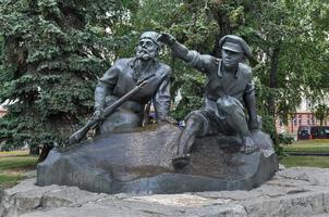 minsk, weißrussland - 21. juli 2019 - denkmal für den weißrussischen schriftsteller yakub kolas auf dem yakuba kolasa-platz. foto