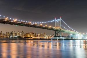 Robert f. Kennedy Bridge bei Nacht, in Astoria, Queens, New York foto