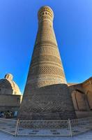 Großes Minarett des Kalon in Buchara, Usbekistan. es ist ein minarett des moscheekomplexes po-i-kalyan in buchara, usbekistan, und eines der markantesten wahrzeichen der stadt. foto