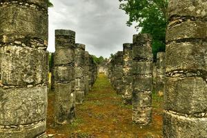 templo de los guerreros, tempel der krieger, chichen itza in yucatan, mexiko, ein unesco-weltkulturerbe. foto